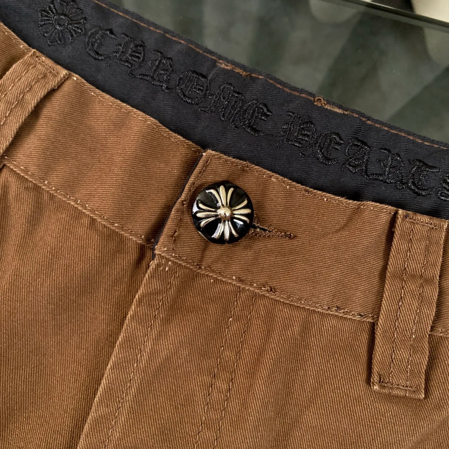 P260 chrome hearts chrome hearts personalized leopard print cross patch leather earthy brown jeans vi Top heavy industry fashionable design] Consistent high street luxury style creation. Speaking of this style, the Zangyin family and GU family are definitely the leading representative brands. Especially the Zangyin family has really achieved a state-of-the-art effect in creating high street style. The unique washed material is used to create this style. The color system is quite eye-catching. After it is decorated with patchwork cross flowers, it cleverly highlights the charm of the brand. Secondly, this style uses classic The classic high-waist cutting design highlights the long legs and fashionable temperament of the upper body. The brand is highly recognizable and the slim fit configuration is more suitable for daily wear. It is a product that interprets personality, fashion, and specifications at a glance. This single product is enough to make any fan excited. It can be a white T-shirt for youthful preppy style, or a tight suspender for lady style. It has strong matching ability and can be easily controlled by men.  [Materials and craftsmanship] Needless to say, this point goes without saying. As an excellent craftsman brand, Zangyin’s requirements for details and craftsmanship are really perfect. The washed color of this model has gone through so many processes, not to mention the embellishment of denim appliques. It is also purely hand-made and sewn. Just like what they believe in, only hand-made things have soul and have the meaning of wear. A top-notch heavy-duty fashionable denim item, I look forward to your perfect interpretation! !  Size:28-36